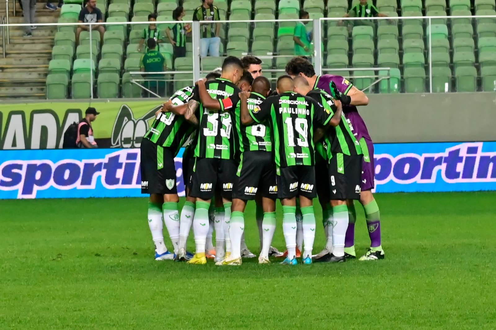 Jogadores reunidos no gramado antes do duelo contra o Fortaleza (foto: Mourão Panda / América)