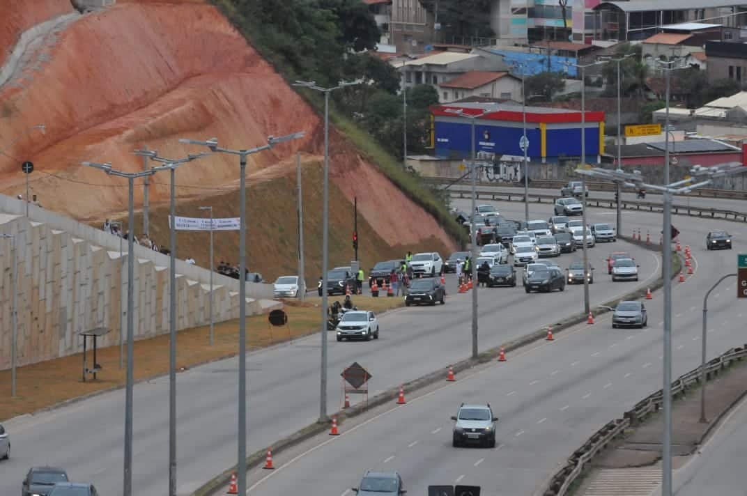 Trânsito na Via Expressa de Belo Horizonte, perto da Arena MRV