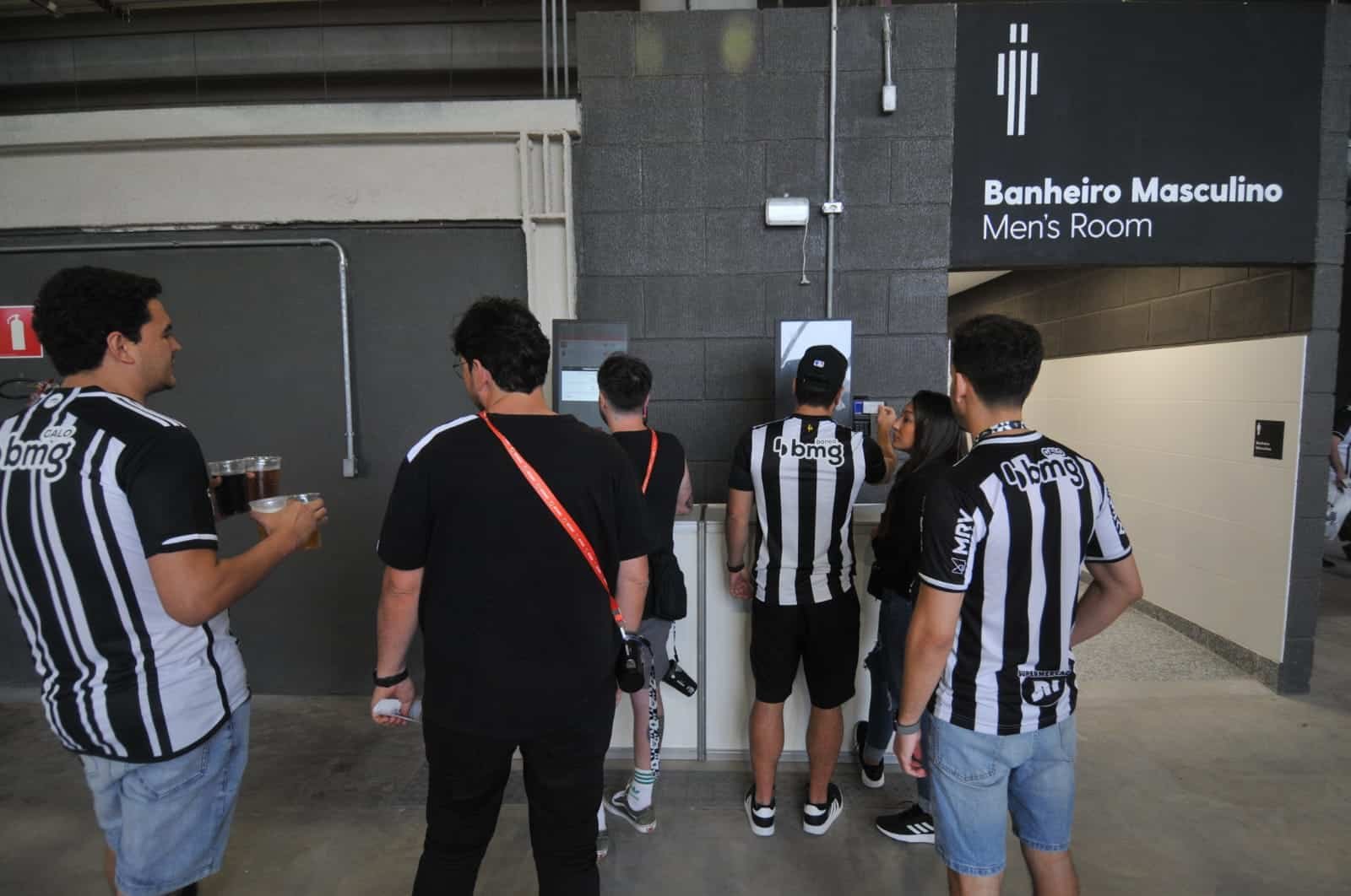 Torcedores do Atlético na fila do banheiro