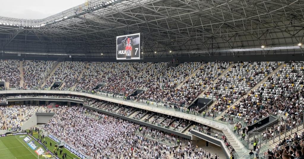 Telão da Arena MRV durante escalação de Hulk (foto: João Vítor Marques/NA)