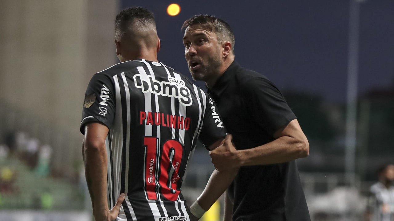 Paulinho e Coudet juntos (foto: Bruno Sousa / Atlético)