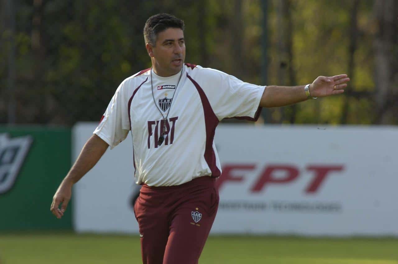 Alexandre Gallo comanda treino do Atlético em 2008 (foto: Jorge Gontijo/EM/D.A Press)