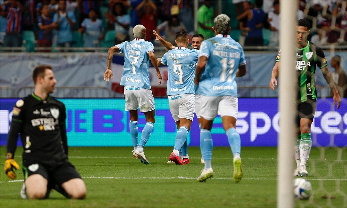 Jogadores do Bahia celebram gol em cima do América (foto: Felipe Oliveira/EC Bahia)