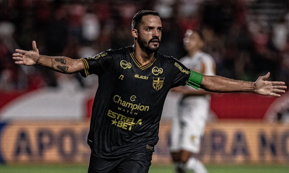 Anselmo Ramon, atacante do CRB, fez o gol da vitória sobre o Novorizontino (foto: Divulgação/CRB)