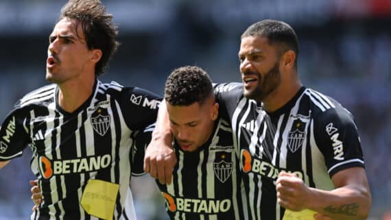 Igor Gomes, Paulinho e Hulk comemoram gol em Atlético x Bahia (foto: Leandro Couri/EM/DA.Press)