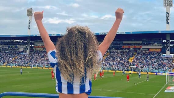 Influencer registrou fotos sensuais em jogo do Avaí (foto: Divulgação)