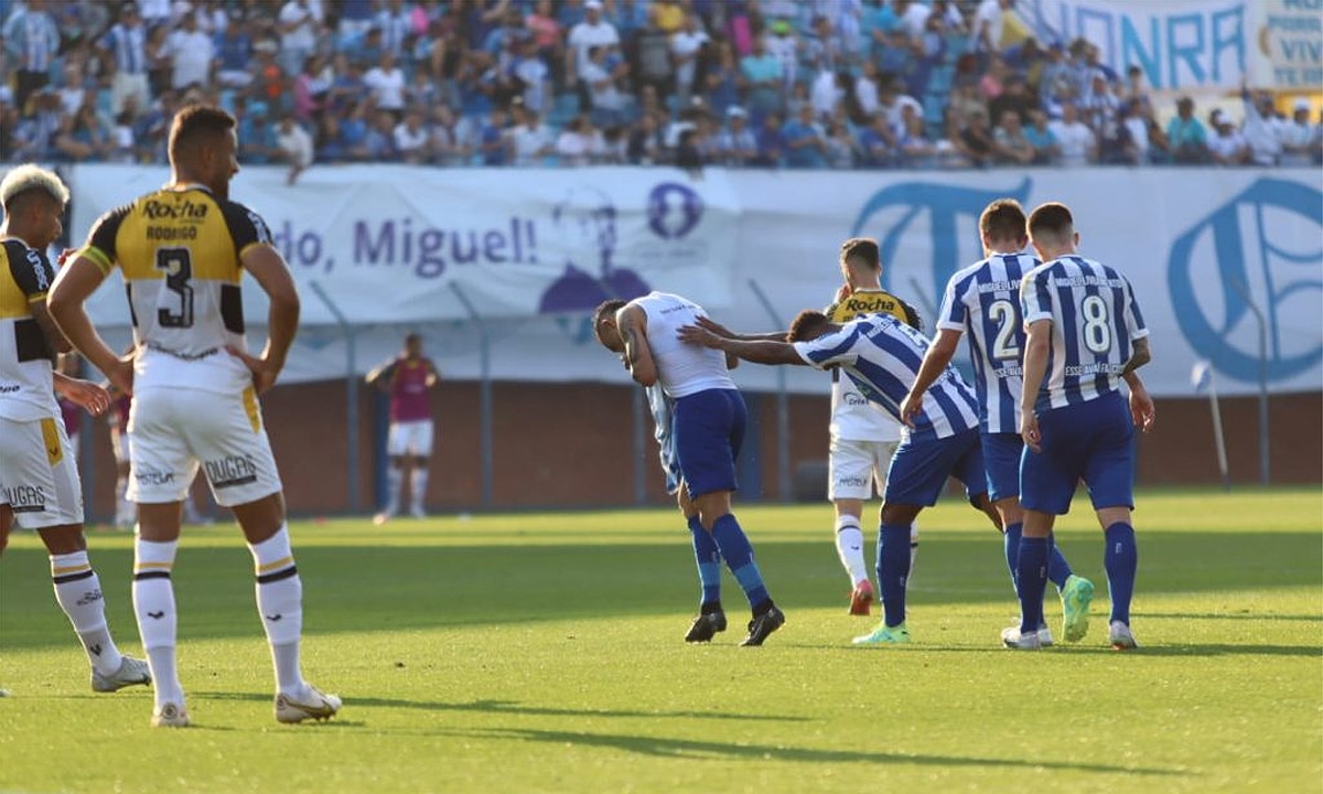 Ponte Preta perde do Avaí, completa 10 jogos sem vencer e vai para o Z-4