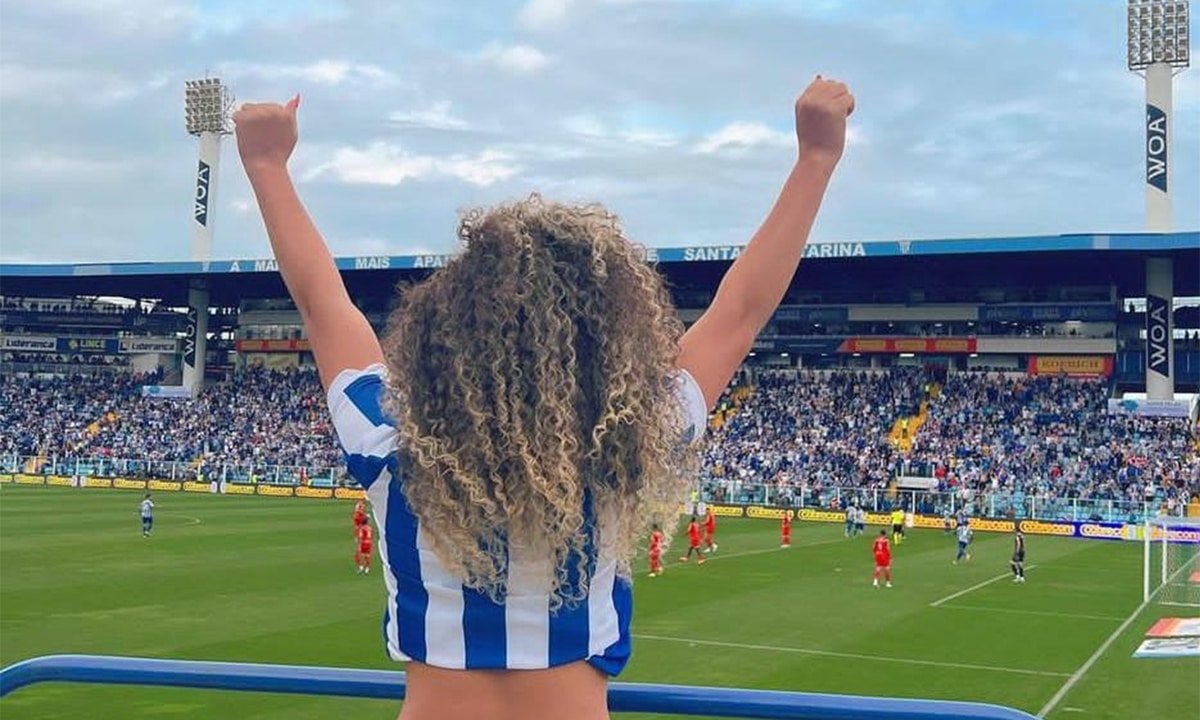 Influencer registrou fotos sensuais em jogo do Avaí (foto: Divulgação)