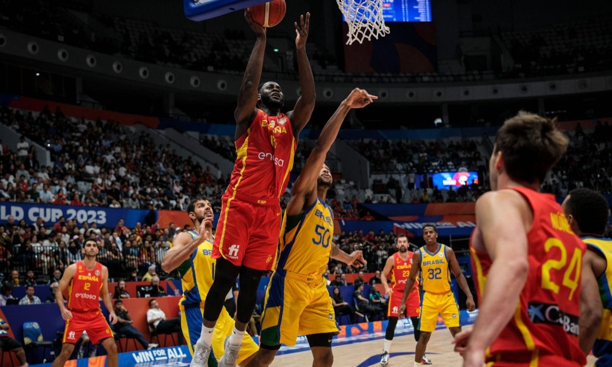 Brasil e Espanha se enfrentaram na Copa do Mundo de Basquete (foto: AFP)
