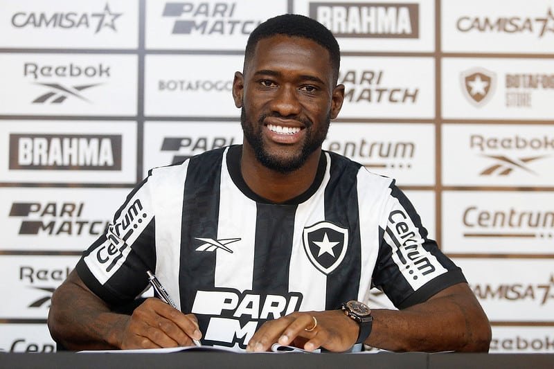 Bastos Quissinga assina com o Botafogo (foto: Vítor Silva/ BFR)