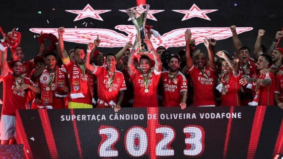 Jogadores do Benfica erguem Supertaça 2023 (foto: CARLOS COSTA / AFP)