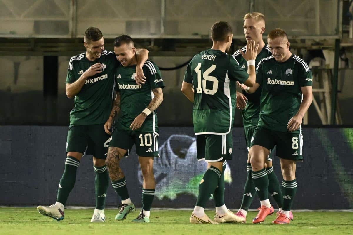 Bernard comemora gol pelo Panathinaikos com companheiros de time pela Liga dos Campeões (foto: ANGELOS TZORTZINIS)