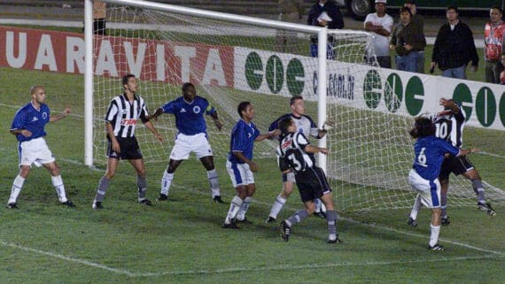 Lance de Botafogo 0x0 Cruzeiro pela Copa do Brasil de 2000, no Maracanã (foto: Jorge Gontijo/EM D.A Press)