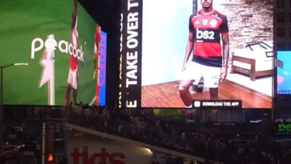 Bruno Henrique, atacante do Flamengo, em vídeo na Times Square (foto: Reprodução/Twitter)
