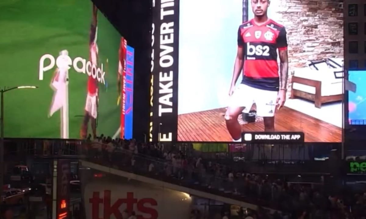 Bruno Henrique, atacante do Flamengo, em vídeo na Times Square (foto: Reprodução/Twitter)