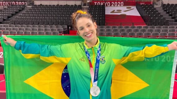 Camila Brait com a medalha de prata da Olimpíada de Tóquio 2020, pela Seleção Brasileira (foto: Reprodução/Instagram)