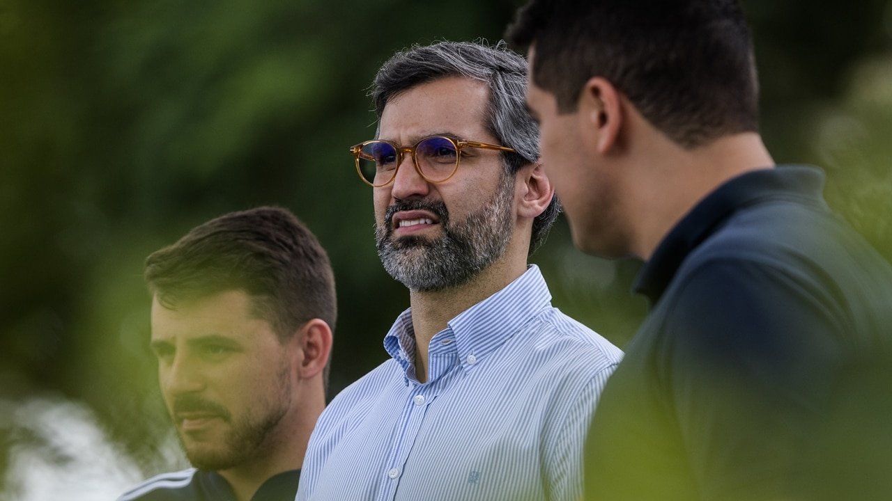 CEO do Cruzeiro durante visita à Toca da Raposa (foto: Gustavo Aleixo/Cruzeiro)