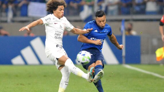 Marlon chuta a bola durante Cruzeiro x Corinthians (foto: Ramon Lisboa/EM/D.A Press)