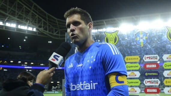 Goleiro do Cruzeiro dando entrevista (foto: Staff Images / Cruzeiro)