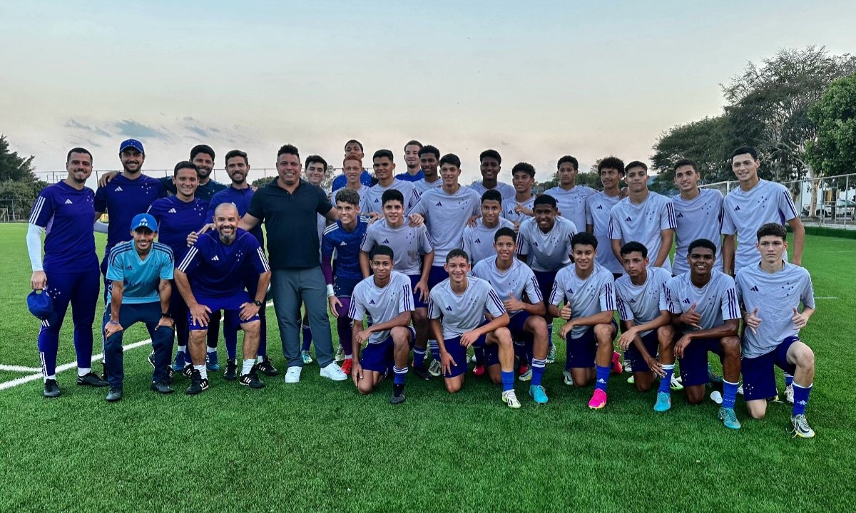 Ronaldo, dono da SAF do Cruzeiro, em treino do sub-17 (foto: Divulgação/Cruzeiro)