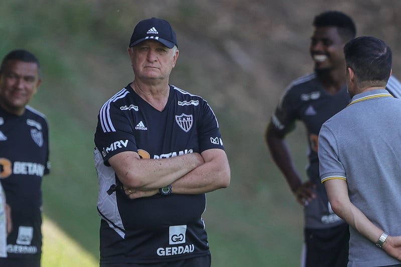 Técnico Felipão de braços cruzados durante treino do Atlético (foto: Pedro Souza/Atlético)