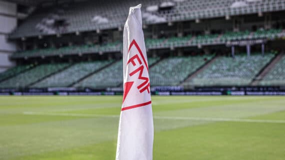 Bandeira de escanteio da FMF em jogo do Mineiro (foto: Cris Mattos / FMF)