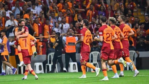 Jogadores do Galatasaray comemoram vitória sobre o Zalgiris, da Lituânia (foto: Divulgação/Gaatasaray)