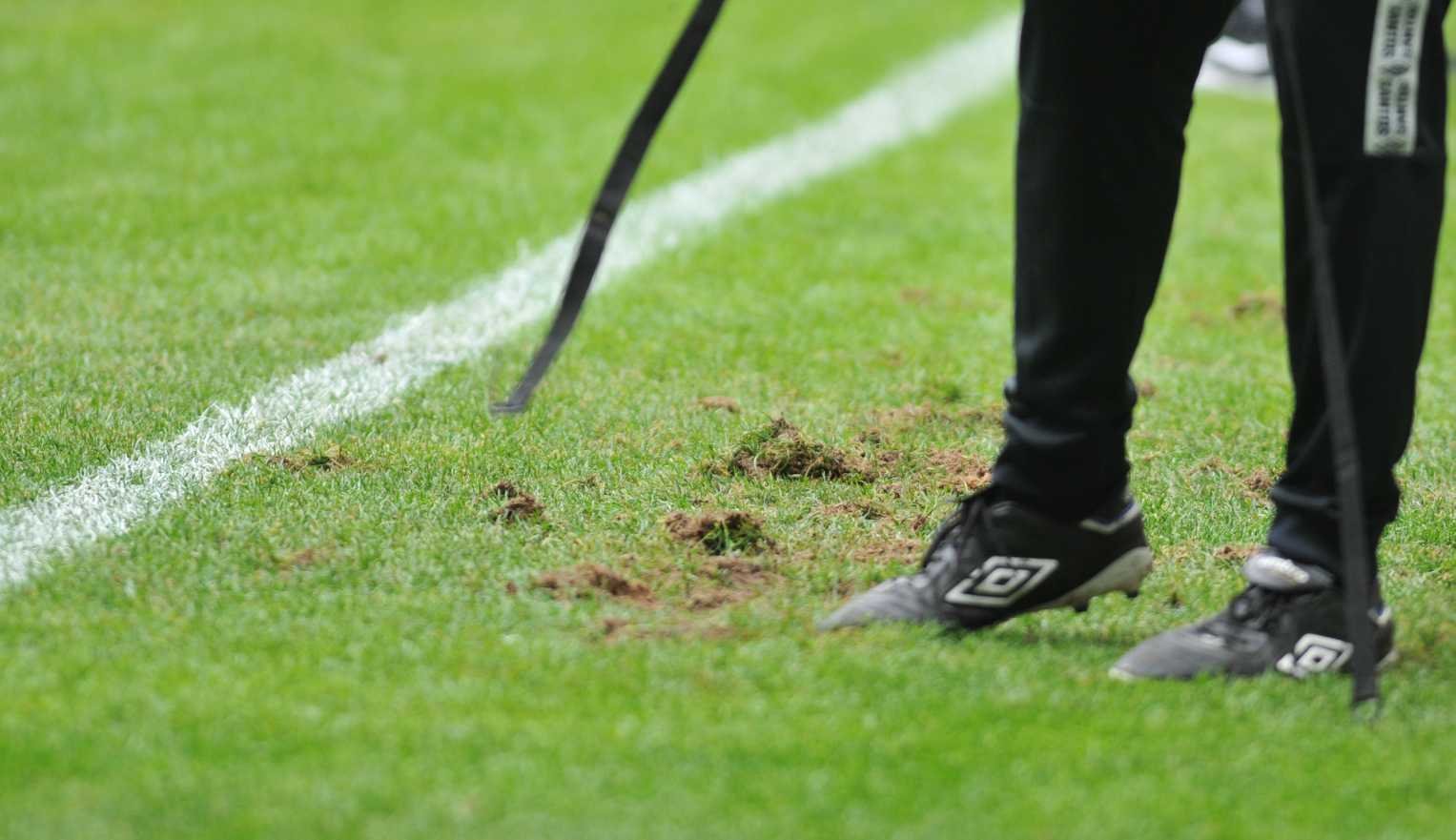 Gramado esburacado na Arena MRV (foto: Alexandre Guzanshe/EM/D.A Press)