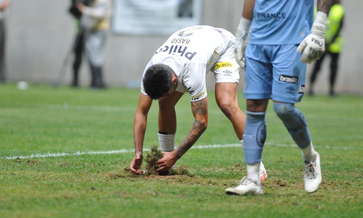 Jogadores do Santos apontam condições ruins do gramado da Arena MRV em jogo contra o Atlético - (foto: Alexandre Guzanshe/EM/D.A Press)