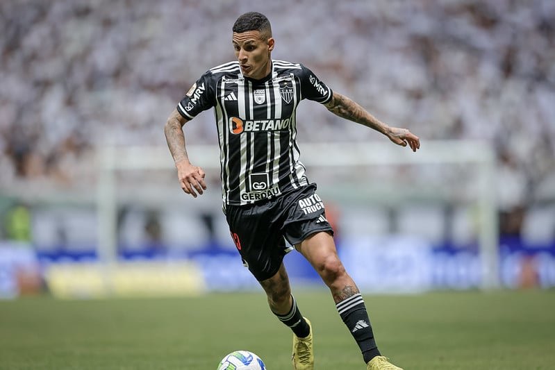 Guilherme Arana controla bola durante Atlético x Santos na Arena MRV (foto: Pedro Souza/Atlético)