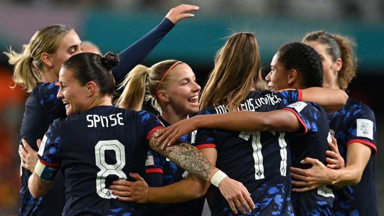 Time da Holanda comemora um dos gols da goleada contra o Vietnã (foto: SANKA VIDANAGAMA/AFP)