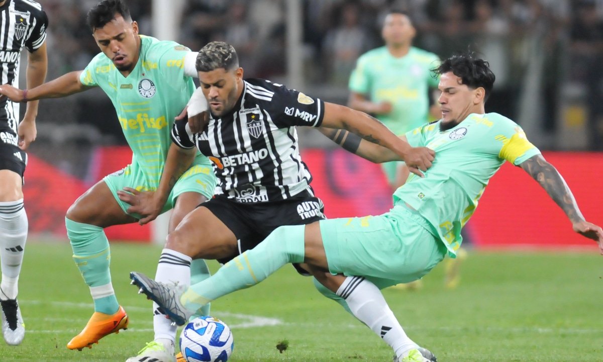 Hulk em disputa de bola com Menino e Gómez em Atlético x Palmeiras no Mineirão (foto: Alexandre Guzanshe/EM/DA.Press)