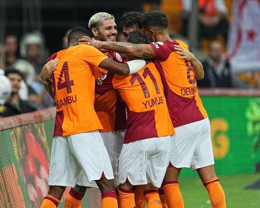 Icardi comemora gol junto à colegas de equipe no Galatasaray (foto: Divulgação/Galatasaray)