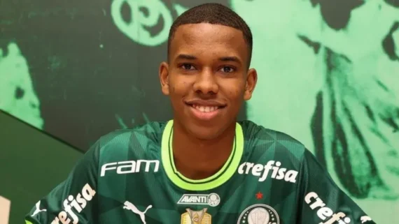Estevão William quando assinou contrato com o Palmeiras (foto: Palmeiras/Divulgação)