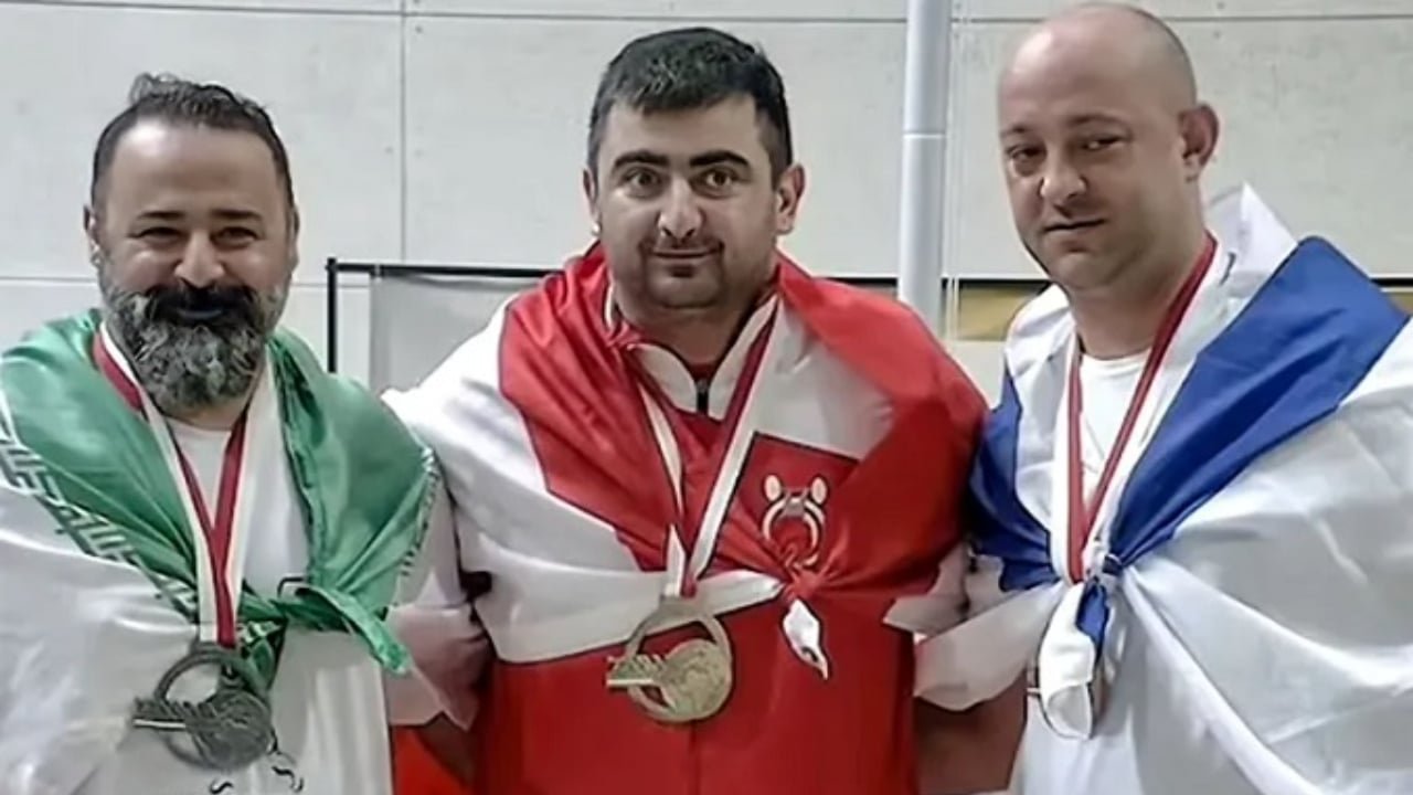 Mostafa Rajai cumprimenta com aperto de mãos o halterofilista israelense Maksim Sverisky (foto: Reprodução/Redes Sociais)