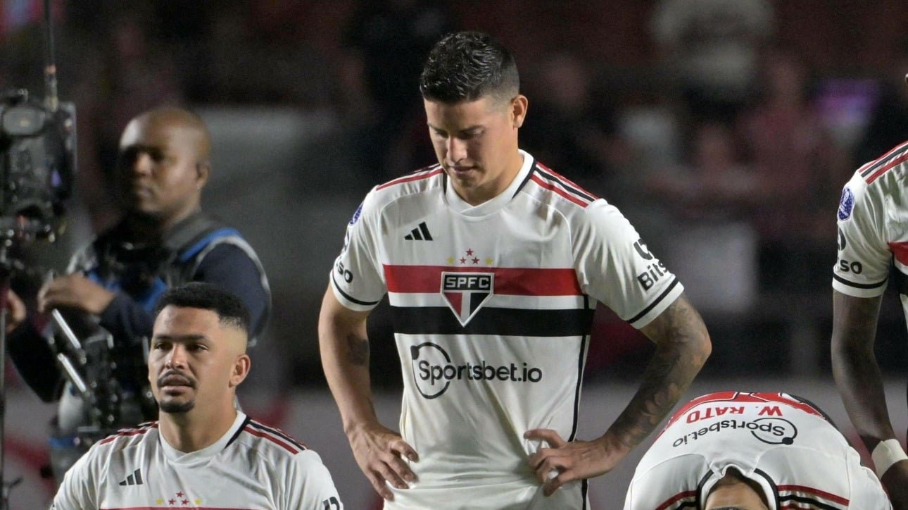 Meio-campista James Rodríguez com expressão de tristeza (foto: Nelson Almeida/AFP)