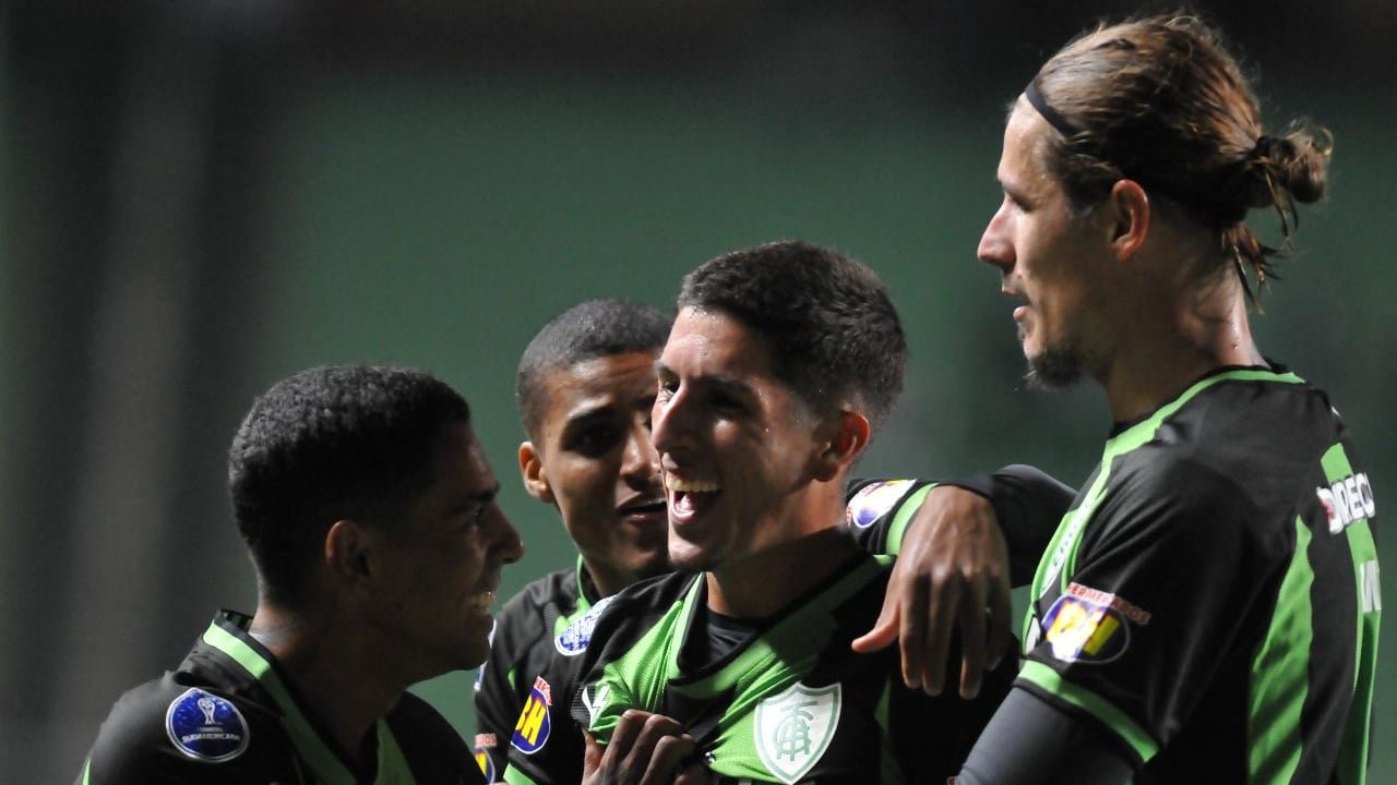 Breno comemora gol pelo América com companheiros de equipe (foto: Alexandre Guzanshe/EM/D.A. Press)