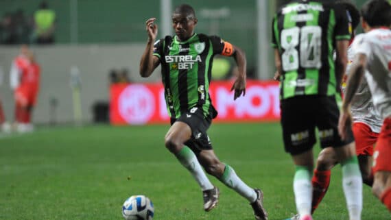 Juninho em jogo contra o Bragantino, pela Sul-Americana (foto: Alexandre Guzanshe/EM/D.A. Press)