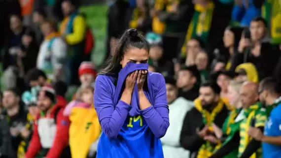 Lauren chora após eliminação do Brasil (foto: WILLIAM WEST / AFP)