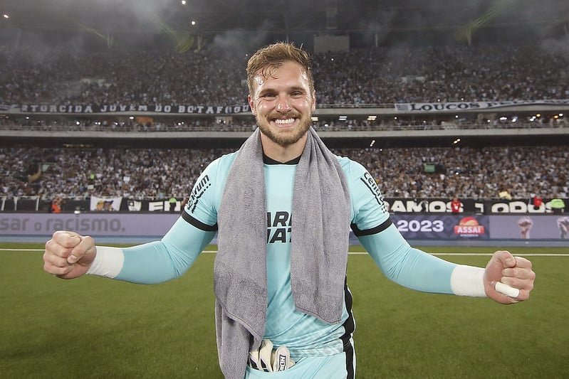 Lucas Perri comemora vitória do Botafogo (foto: Vítor Silva/Botafogo)