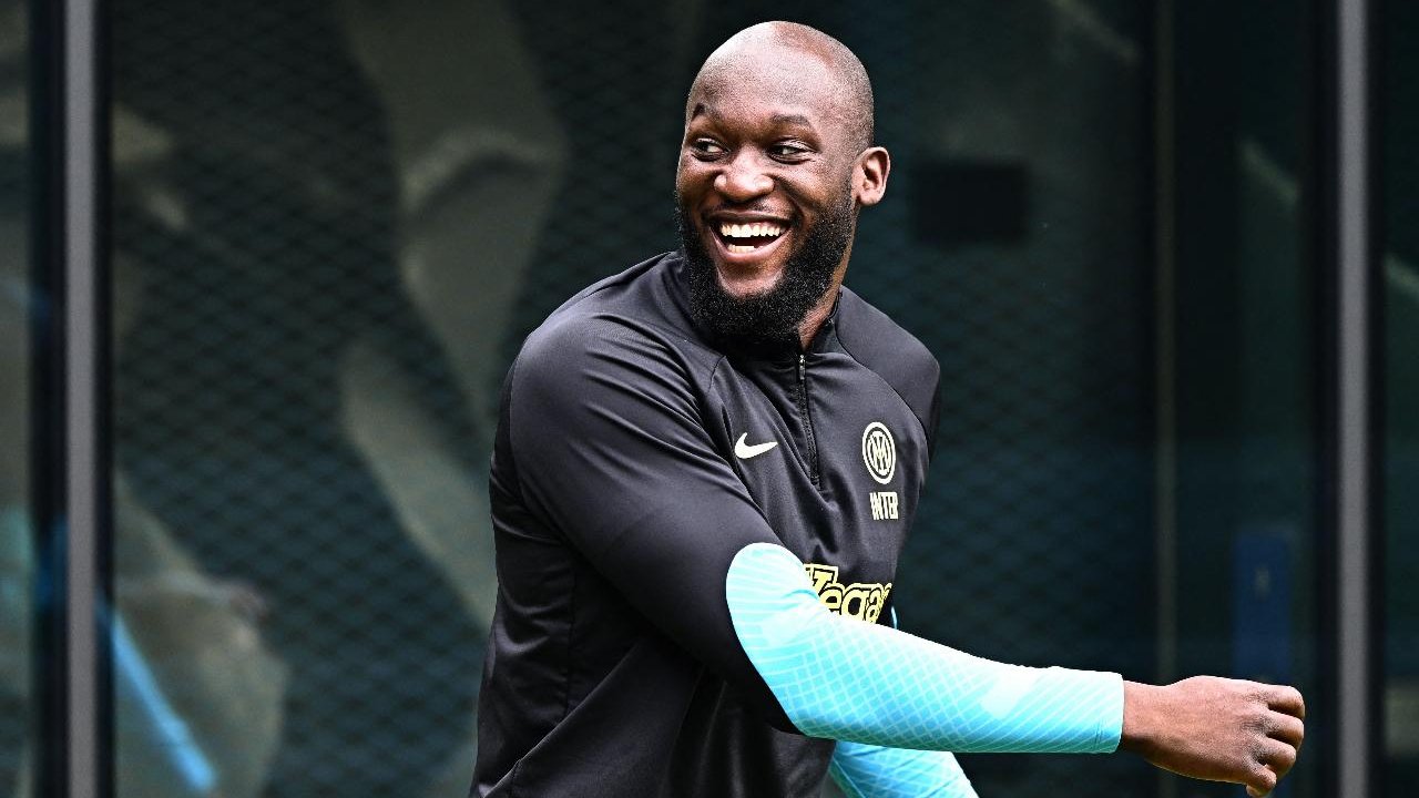 O atacante Lukaku em treino pela Inter de Milão (foto: GABRIEL BOUYS/AFP)