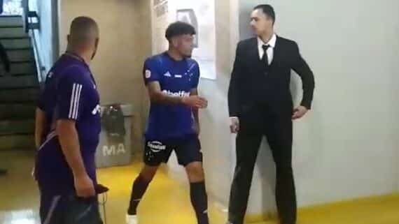 Machado sai do jogo do Cruzeiro esbravejando (foto: João Victor Pena/No Ataque)