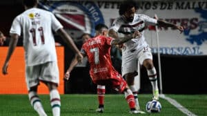 Marcelo, lateral-esquerdo do Fluminense, em lance da partida contra o Argentinos Juniors - Crédito: 