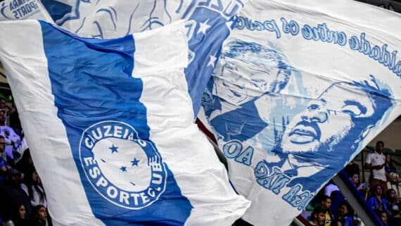 Máfia Azul com bandeiras na arquibancada (foto: Divulgação/Máfia Azul)