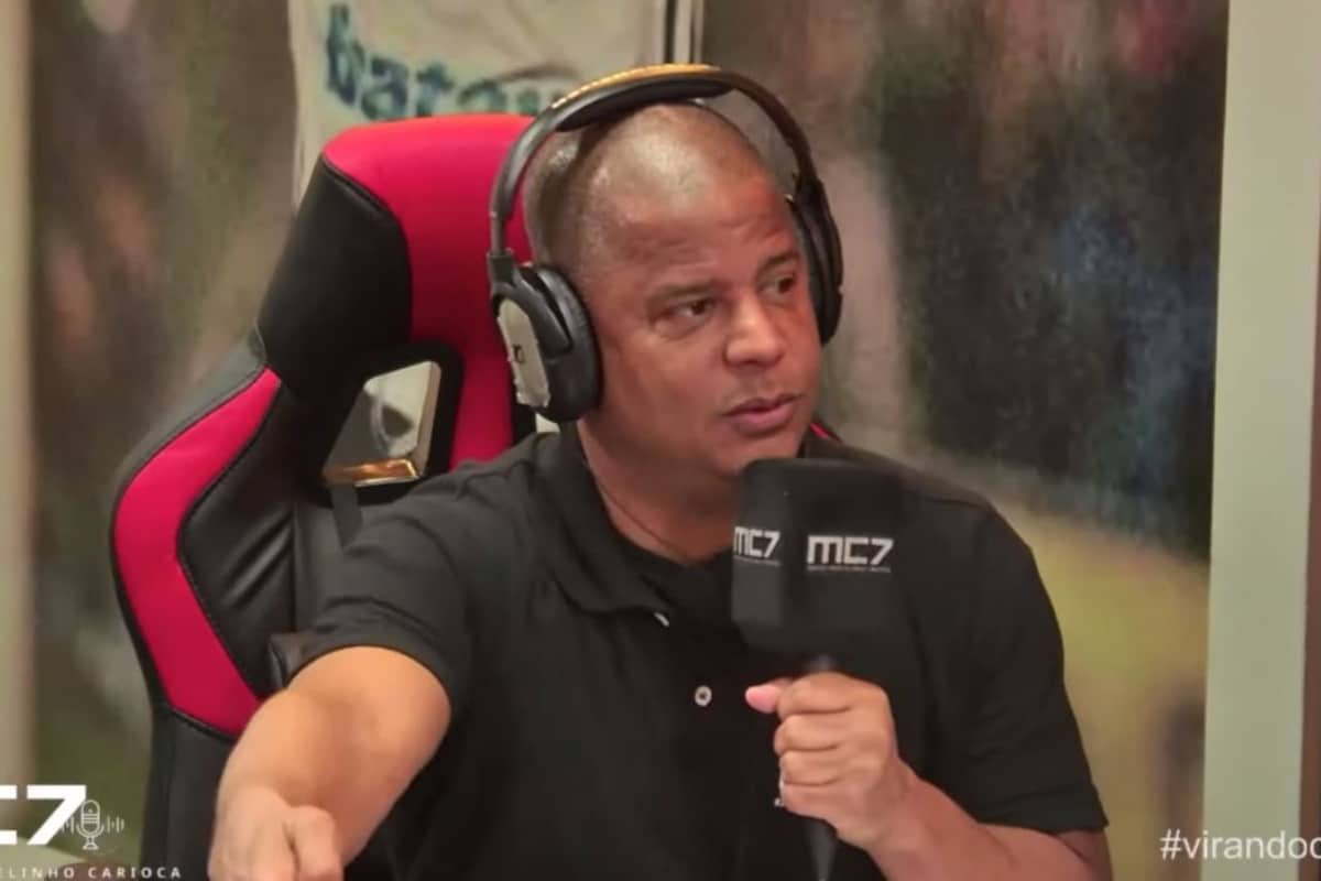 Marcelinho Carioca falando no microfone durante live no canal 