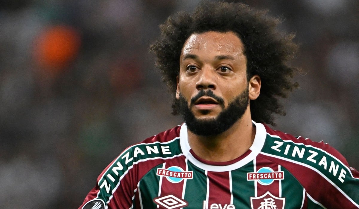 Veja a imagem: Marcelo, do Fluminense, sem querer, quebra a perna de rival