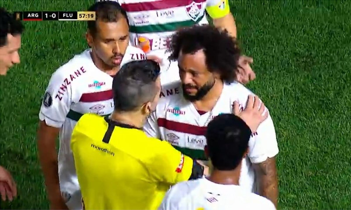 Marcelo tomou cartão vermelho por provocar grave lesão no joelho esquerdo de Luciano Sánchez (foto: Reprodução/Paramount)