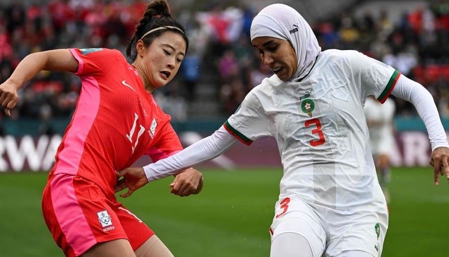 zagueira marroquina Nouhaila Benzina (foto: Brenton Edwards/AFP)