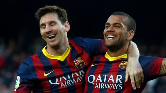 Messi e Dani Alves, pelo Barcelona (foto: ALBERT GEA/AFP)