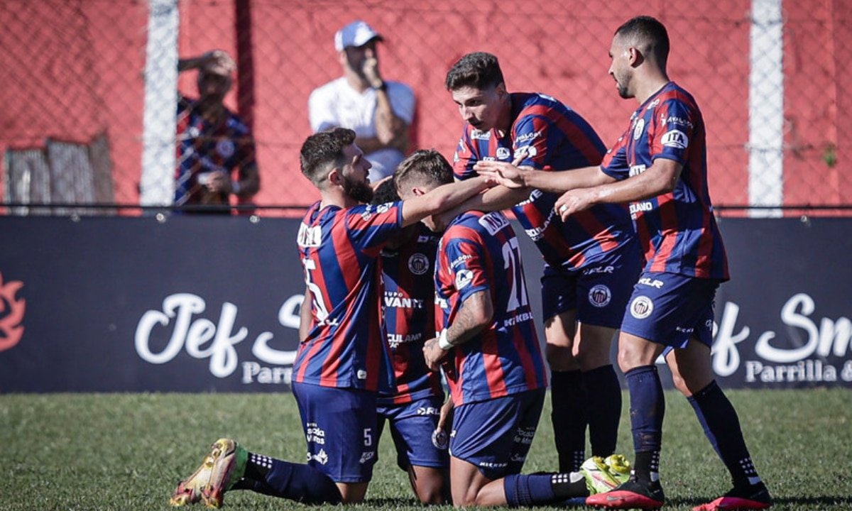 Itabirito em jogo pela nona rodada do Módulo II do Campeonato Mineiro (foto: Cris Mattos / FMF)